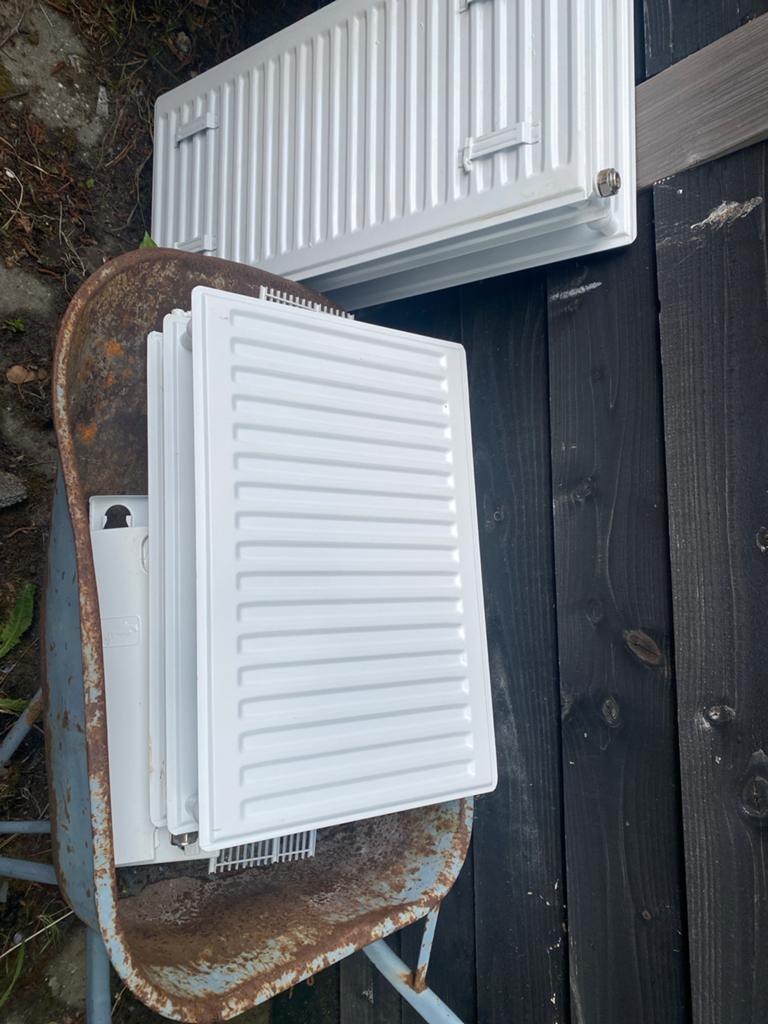 Oud ijzer: 2 radiatoren en kruiwagen zonder wiel, Ophalen, Gebruikt, Radiator
