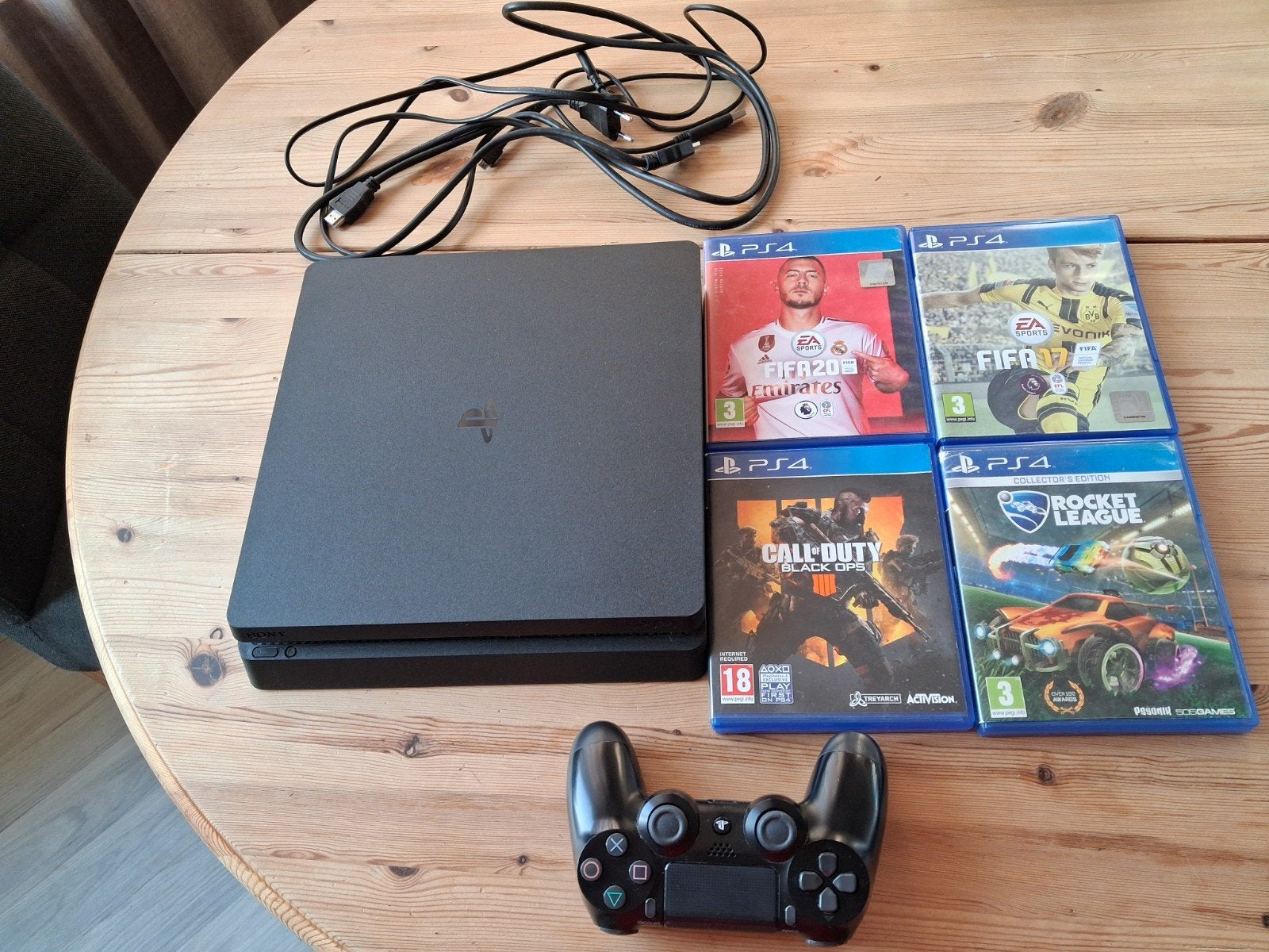 PlayStation 4 Slim met controller en 4 games, Spelcomputers en Games, Met games, Ophalen of Verzenden, Zo goed als nieuw, Met 1 controller