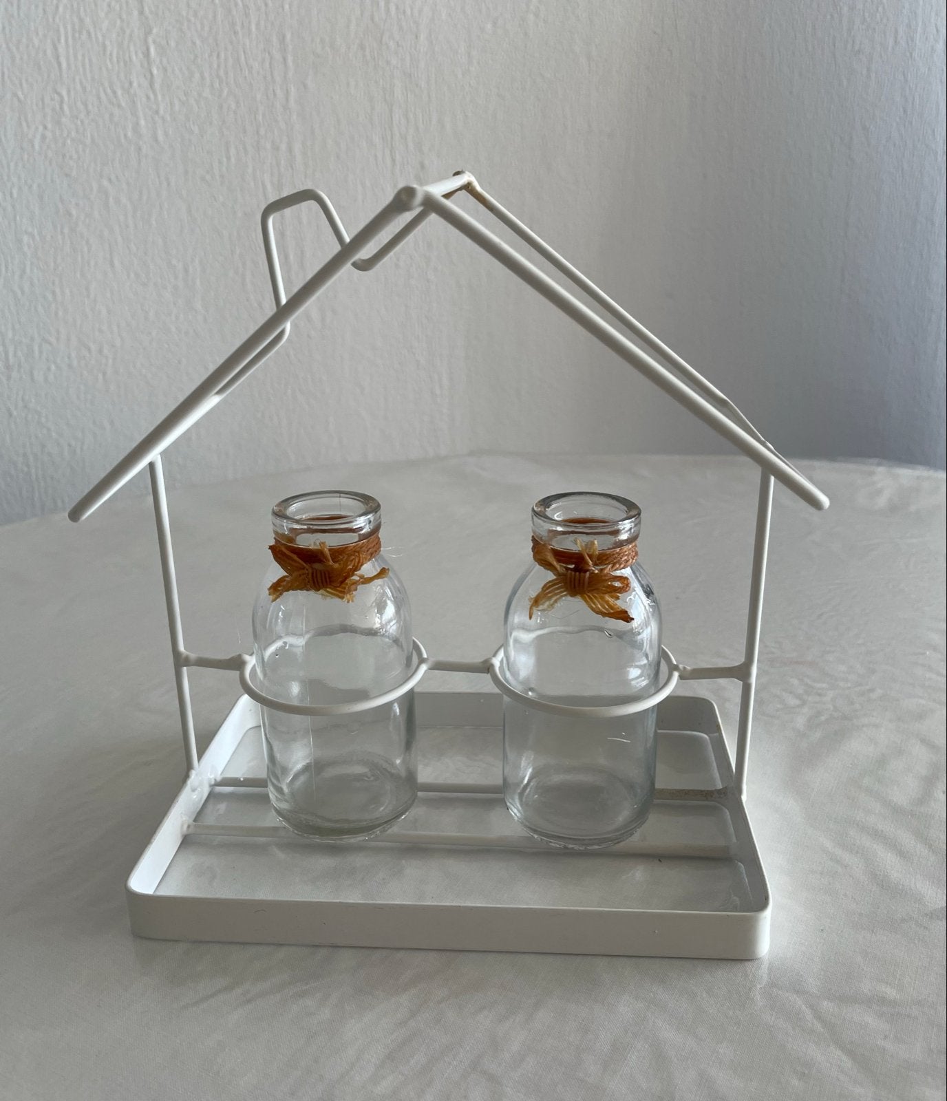 Decoratieve huisvormige houder met glazen flesjes, Ophalen, Gebruikt, Wit, Metaal