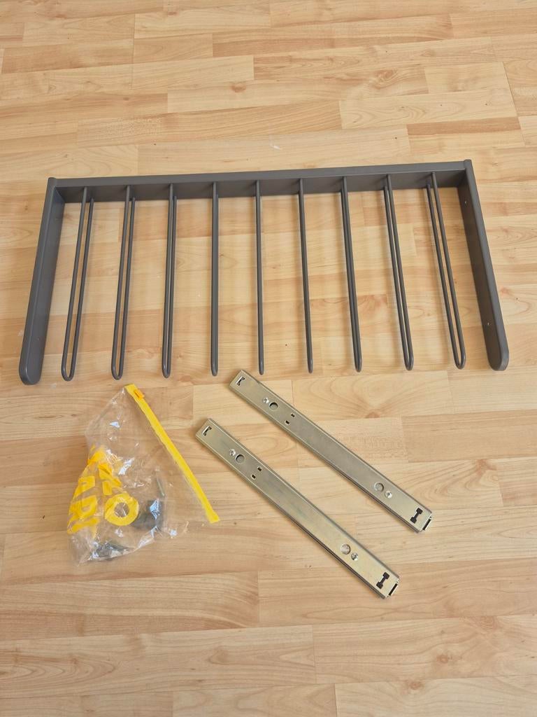 Uittrekbaar broekenrek voor kledingkast Ikea, Ophalen, Modern, functioneel, Overige materialen, 50 tot 100 cm