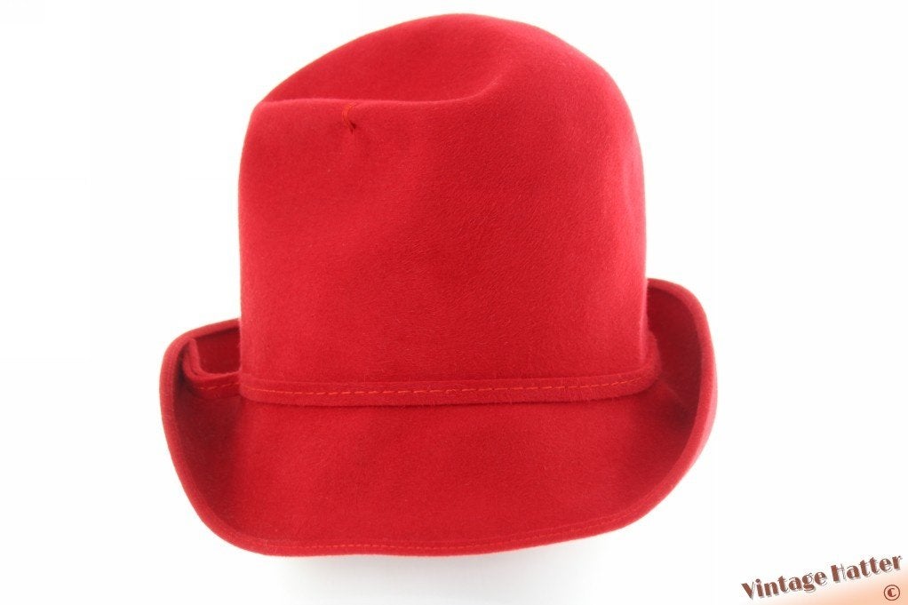 Vintage Dameshoed rood vilt met kneepje en verenhouder 55,5, Ophalen of Verzenden, Zo goed als nieuw, 55 cm (S, 6⅞ inch) of minder