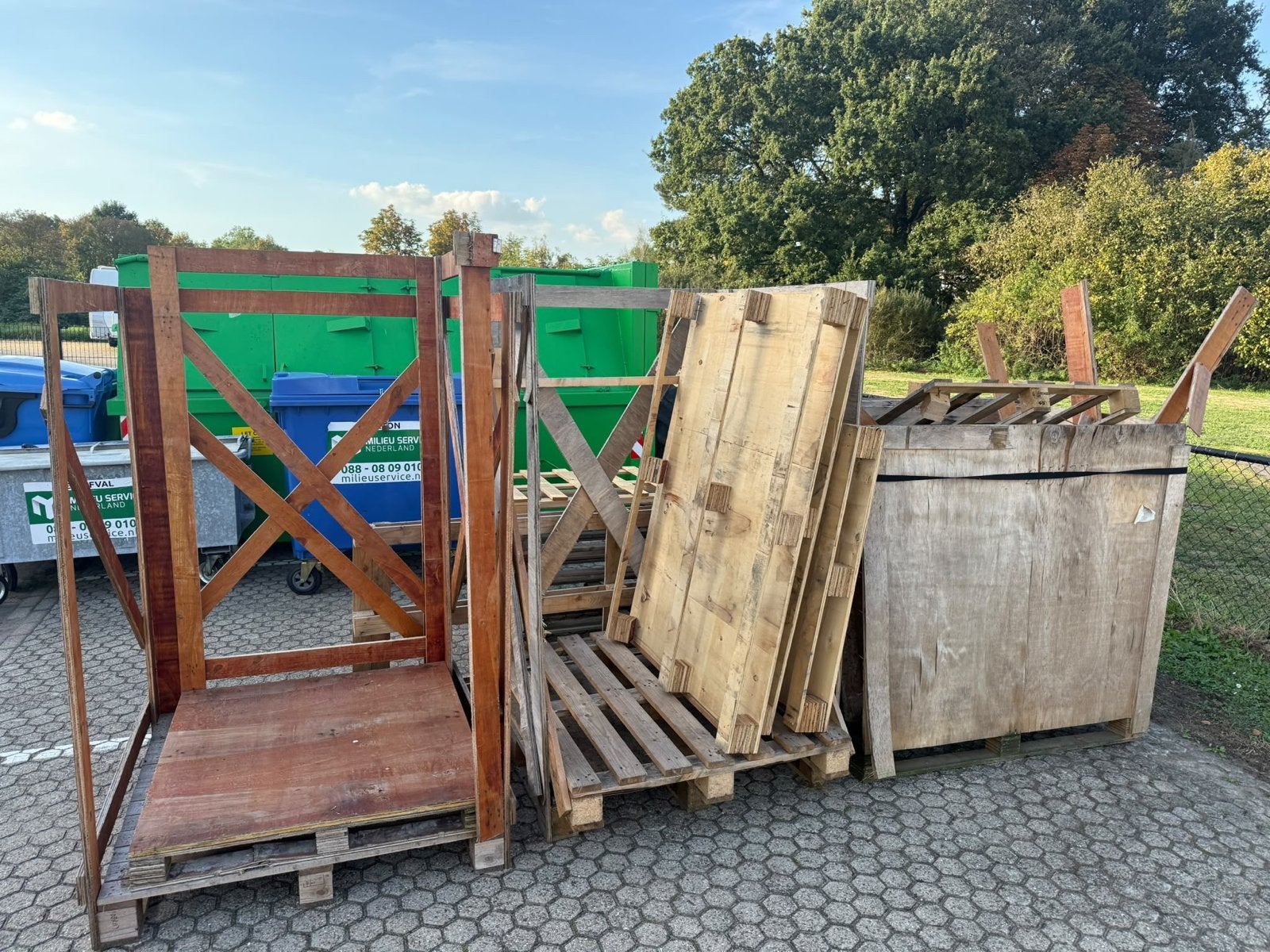 Gratis af te halen: Diverse houten pallets en constructies, 3 tot 6 m³