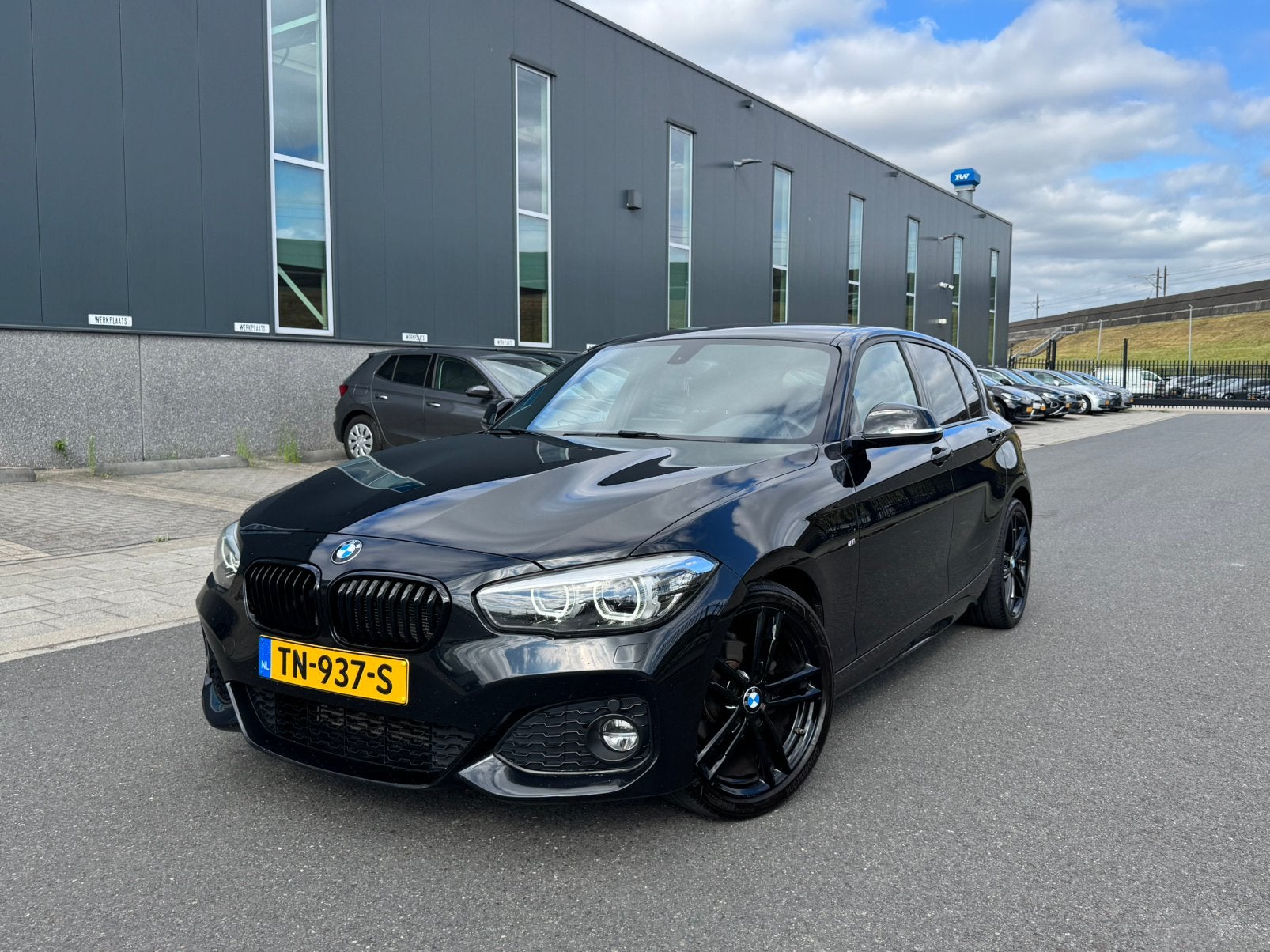 BMW 1-Serie 118i 136pk Aut 2018 Zwart | M-Pakket | Shadow, Auto's, 1295 kg, Alcantara, Zwart, 650 kg