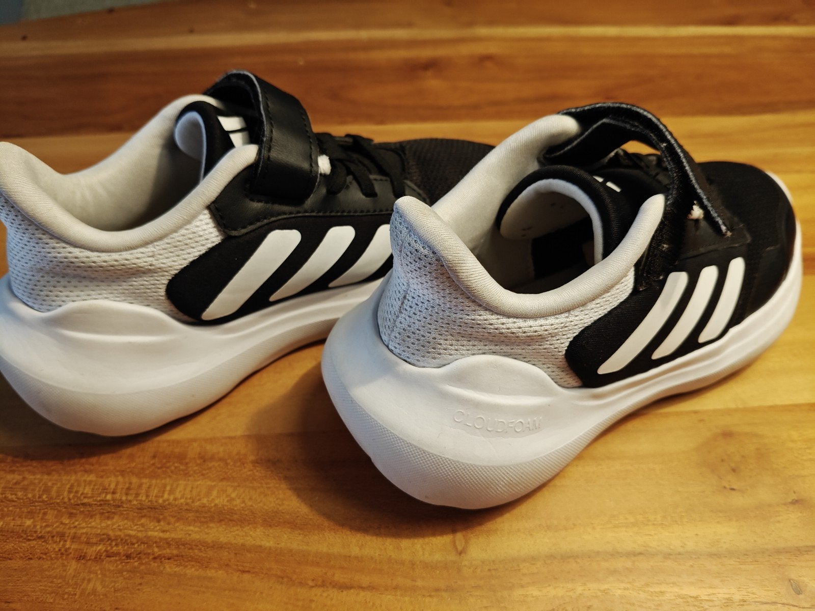 Adidas Cloudfoam sportschoenen maat 33 - zaalsport, Kinderen en Baby's, Adidas, Ophalen of Verzenden, Zo goed als nieuw, Jongen of Meisje