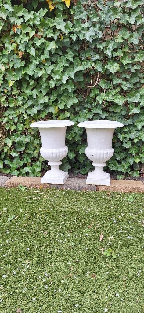 Gietijzeren bloempot op voet 2 stuks 42cm hoog, Antiek en Kunst, Ophalen