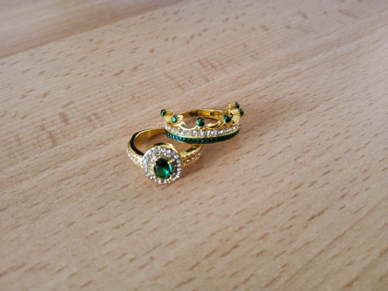 Kinderring met kroon en smaragdgroene steen, Ophalen of Verzenden, Nieuw, Goud, Ring