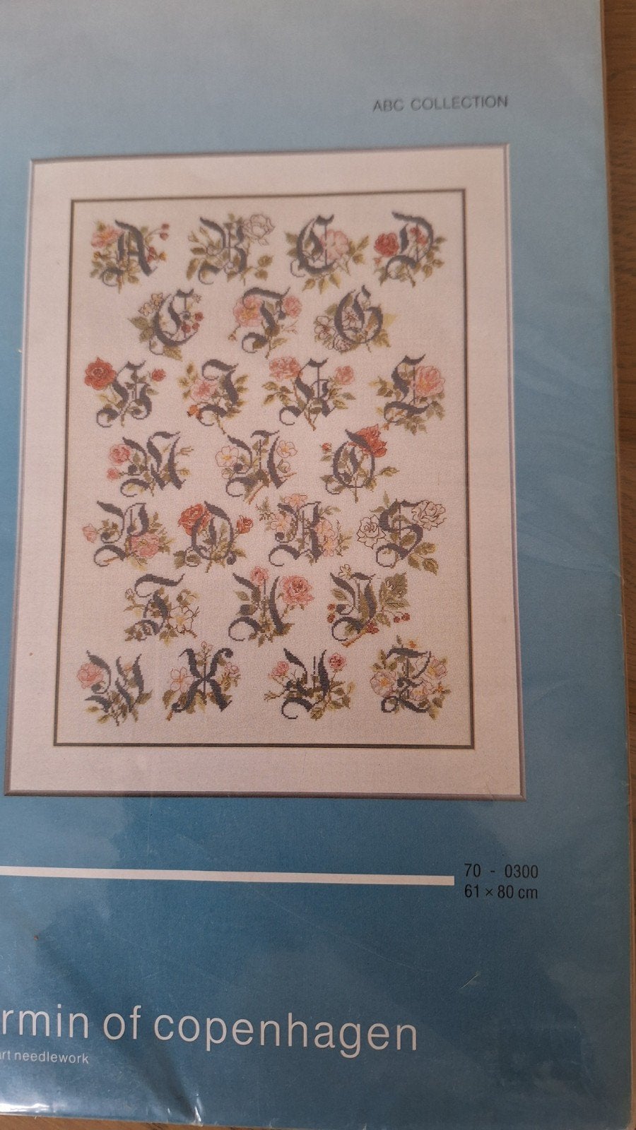 Zeldzaam borduurpakket Permin of Copenhagen rozen alfabet., Hobby en Vrije tijd, Ophalen of Verzenden, Zo goed als nieuw, Borduurpakket