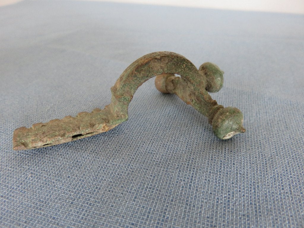 Romeinse rijk – knop fibula in brons– 4e eeuw - bodemvondst, Ophalen of Verzenden, Brons
