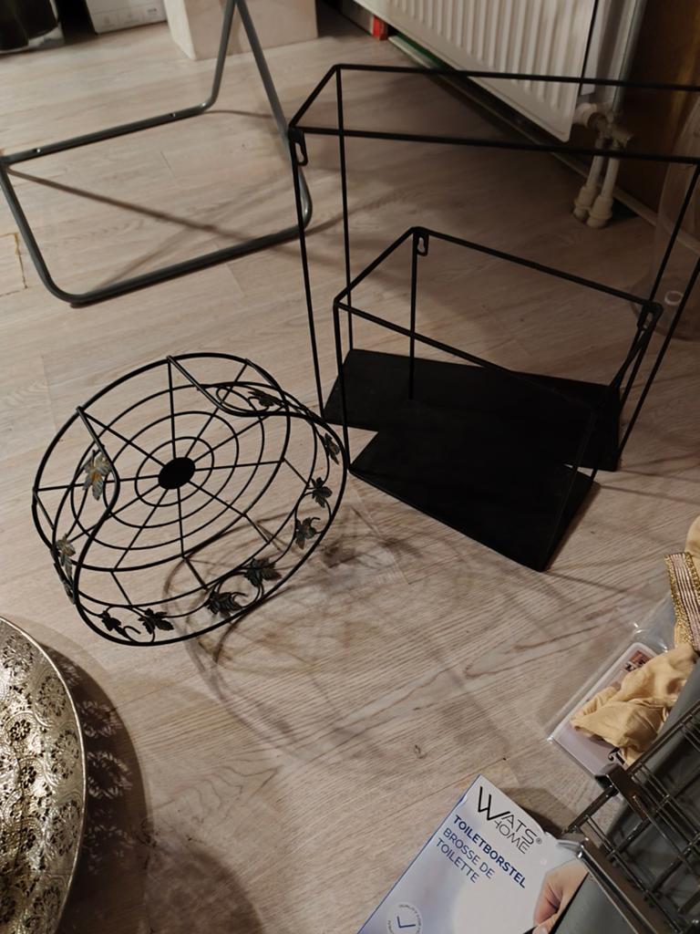 Wandplanken en metaal mandje, Ophalen, Rond, Overige materialen