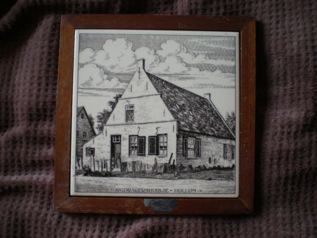 Tegel met Sorgdragershuisje  Hollum (A) met houten lijstje., Ophalen of Verzenden