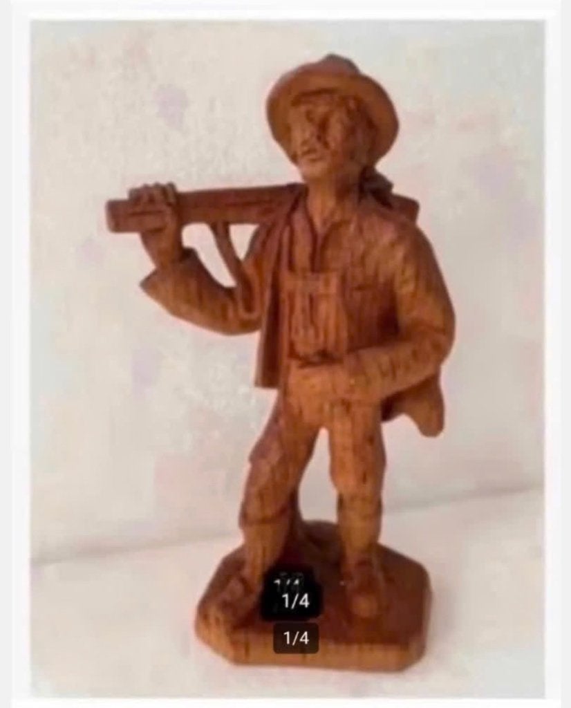 Beeld: Houten jager, met dier op rug, 17 cm, Ophalen of Verzenden