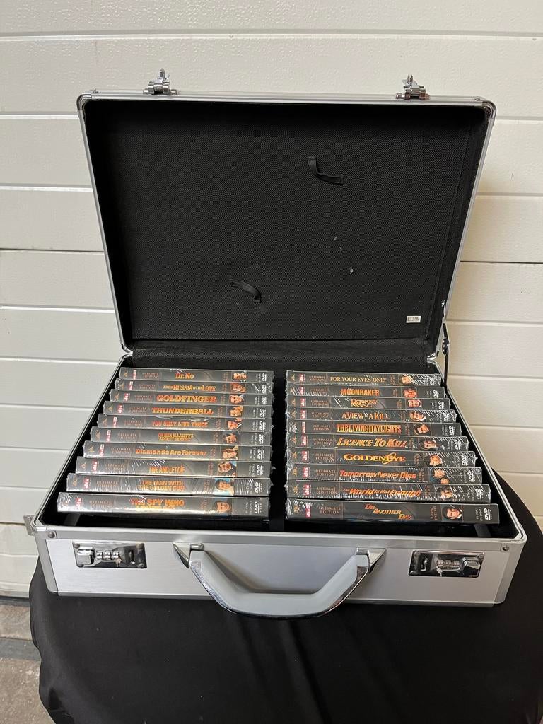 James Bond DVD Boxset - De complete collectie in koffer, Cd's en Dvd's, Dvd's | Overige Dvd's, Nieuw in verpakking, Boxset, Vanaf 12 jaar