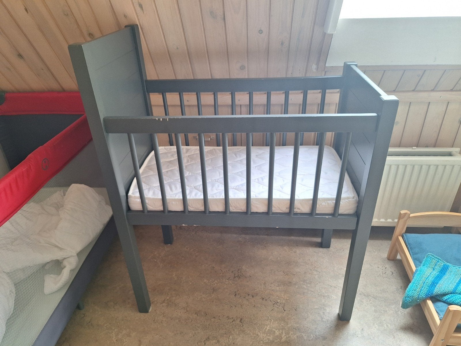 NOA Wieg - Grijs houten wiegje met matras, Ophalen, Wieg