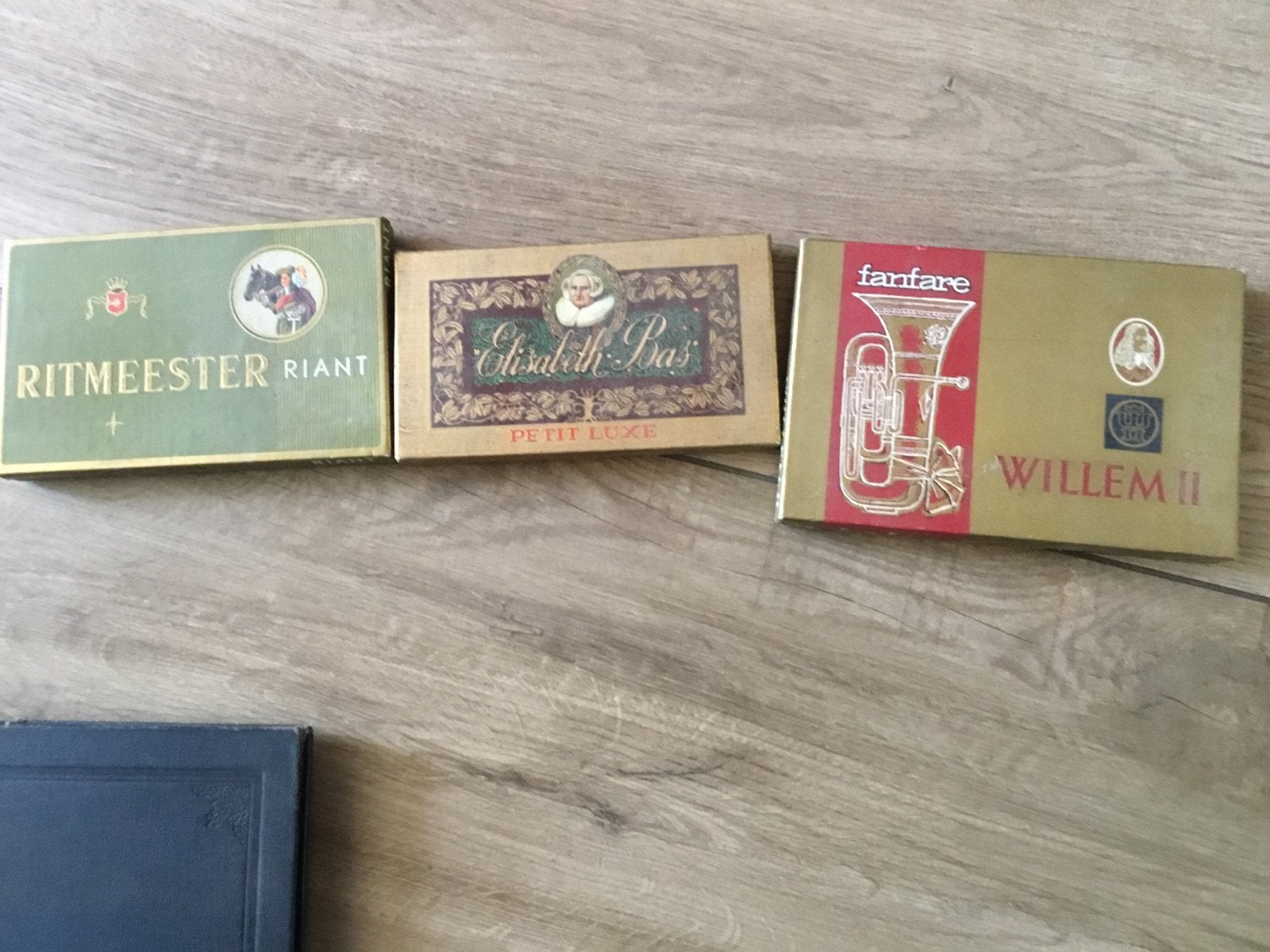 Grote collectie sigarenbandjes in albums en dozen, Verzamelen, Rookartikelen, Aanstekers en Luciferdoosjes, Ophalen, Gebruikt