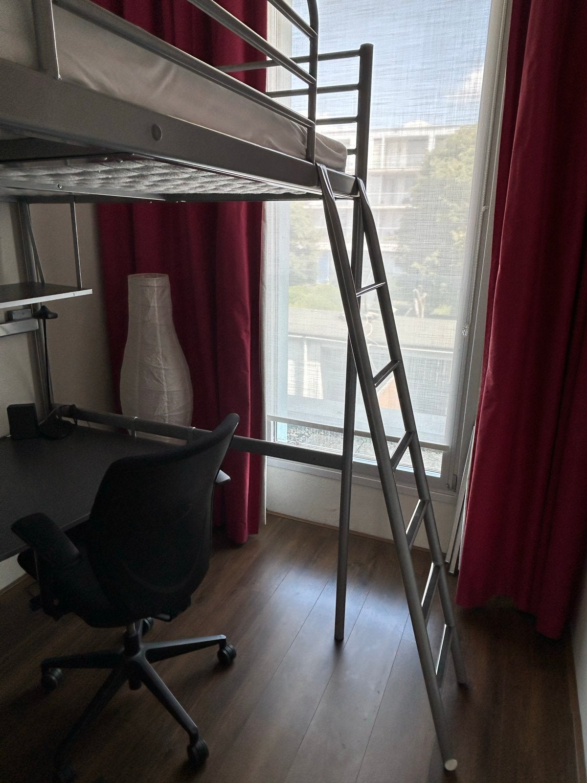 Hoogslaper met bureau en planken - IKEA SVÄRTA, Gebruikt, Eenpersoons, 160 tot 180 cm, Ophalen of Verzenden
