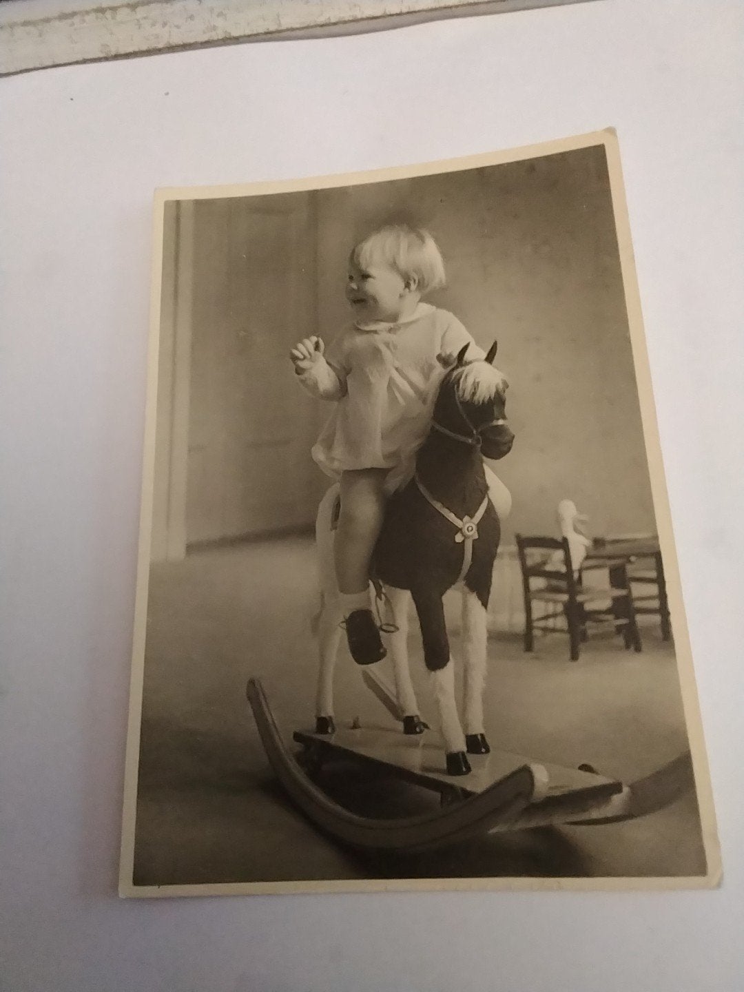Oude ansichtkaart Prinses Beatrix op schommelpaard, Ophalen of Verzenden, 1940 tot 1960, Gelopen