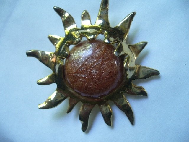 LEUKE VINTAGE BROCHE MET EDELSTEEN, Ophalen of Verzenden, Overige materialen, Broche, Met edelsteen