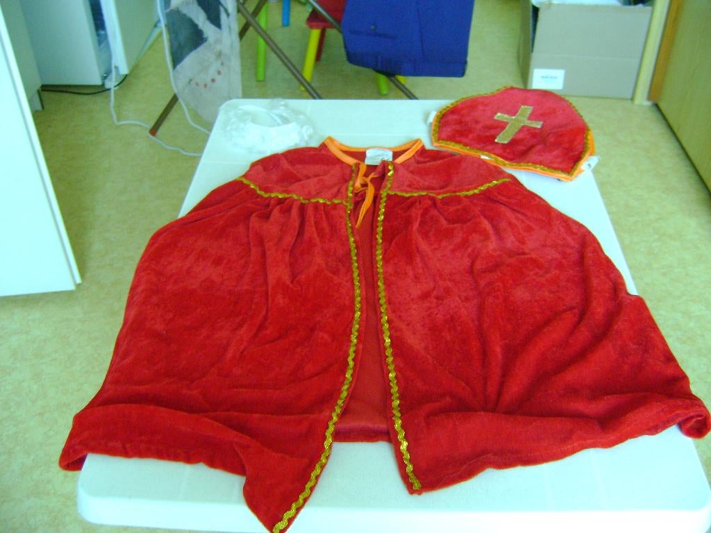 rode velourse met goud sinterklaas cape mijter en baard 3/4j, Diversen, Sinterklaas, Ophalen of Verzenden, Zo goed als nieuw