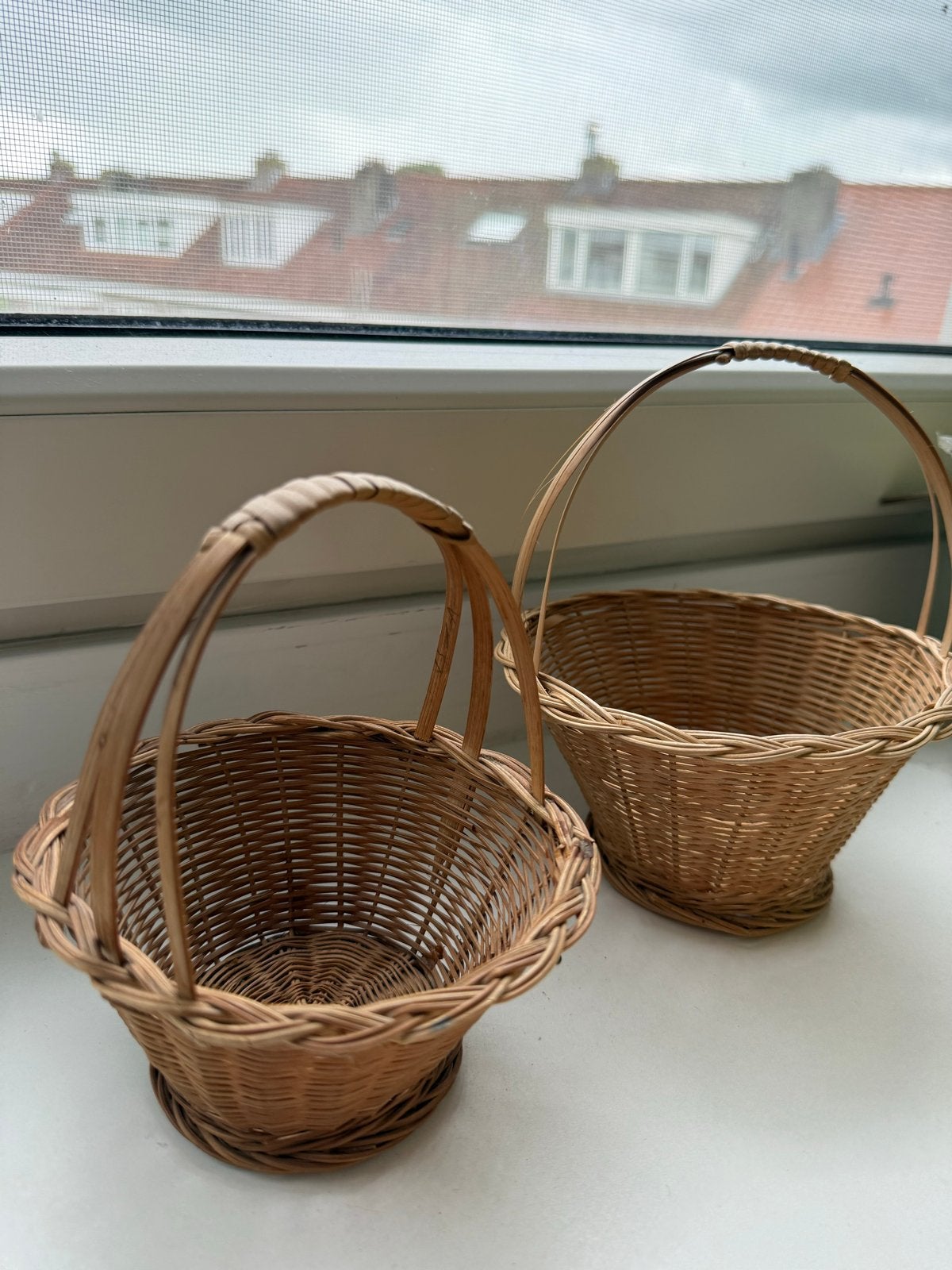 Bruiloft decoratie - Set van 2 rieten mandjes met hengsel, Gebruikt, Mand, Rond, Ophalen of Verzenden
