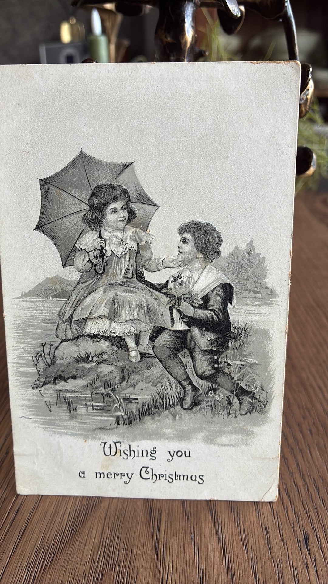 Een mooie Kerst.Reliefkaart meisje/paraplu,jongen/bloemen, Ophalen of Verzenden, Voor 1920, Kinderen