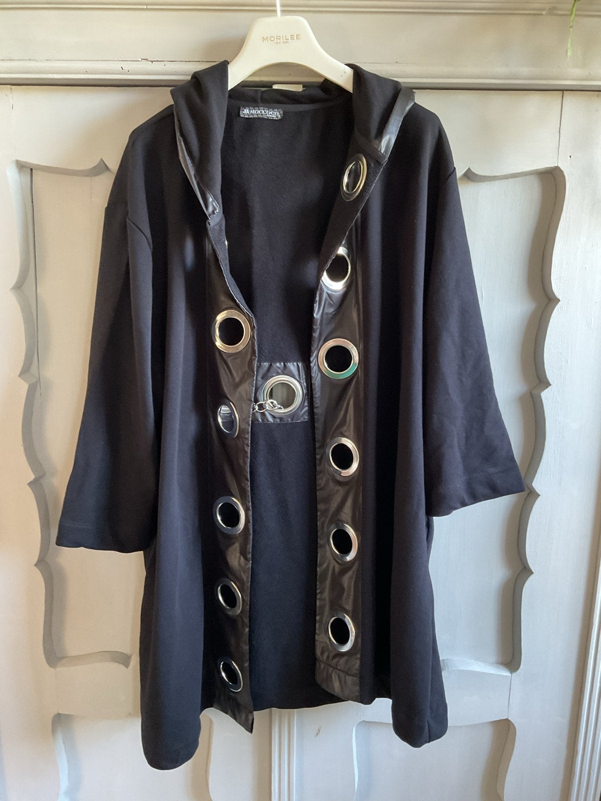 Zwarte tussenjas met ringen - Moccoco Fashion, Ophalen of Verzenden, Nieuw, Maat 46/48 (XL) of groter, Zwart