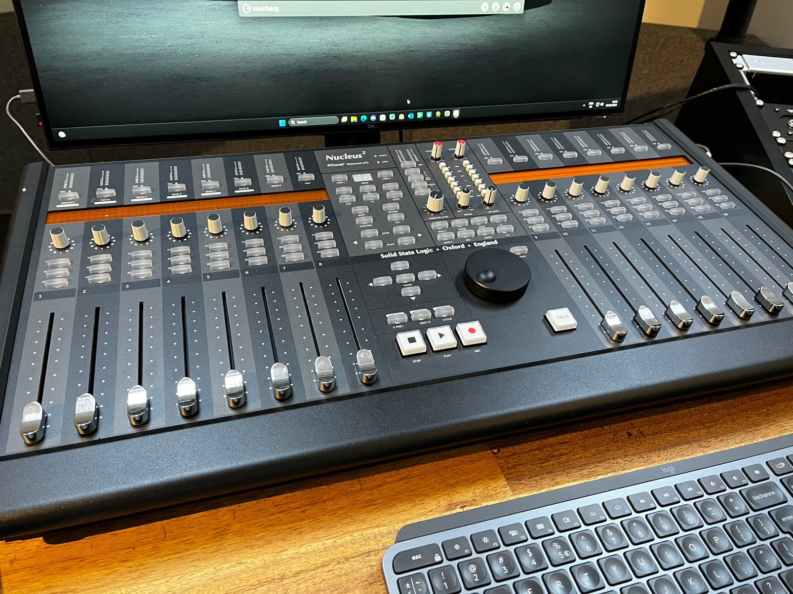 SSL Nucleus v2 Dante - DAW Controller & Audio Interface, Ophalen, Zo goed als nieuw, 10 tot 20 kanalen, Microfooningang