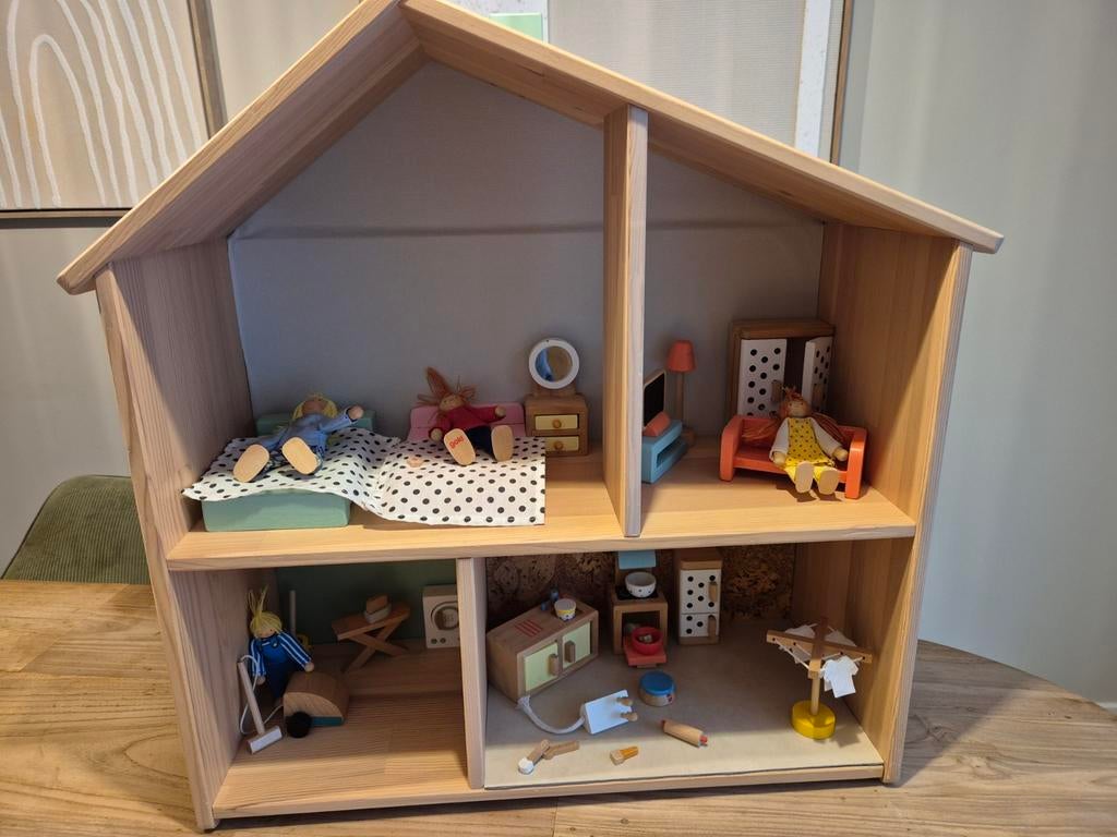 Houten poppenhuis met poppetjes en meubeltjes, Ophalen, Zo goed als nieuw, Poppenhuis