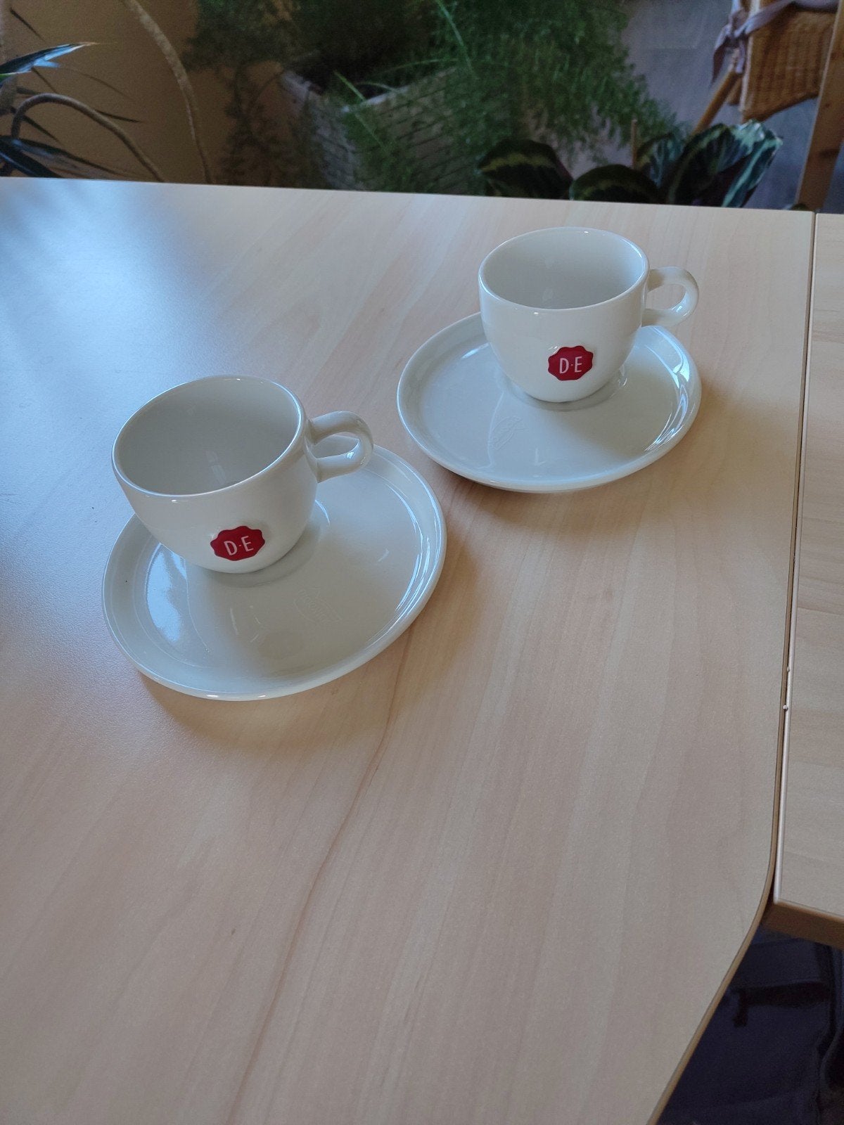 Douwe Egberts koffiekopjes met schotels (2 stuks), Ophalen of Verzenden, Zo goed als nieuw