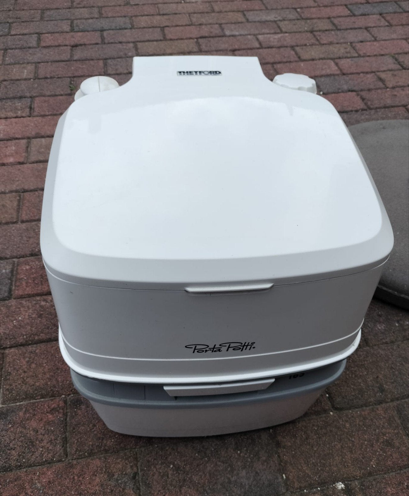 Thetford chemisch toilet, Ophalen