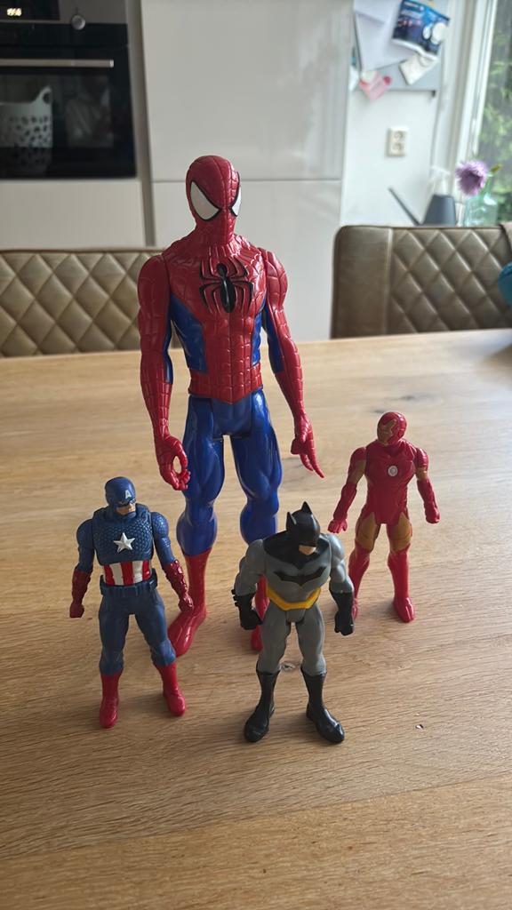 Grote spiderman + 3 kleine action man, Kinderen en Baby's, Speelgoed | Actiefiguren, Ophalen of Verzenden, Zo goed als nieuw