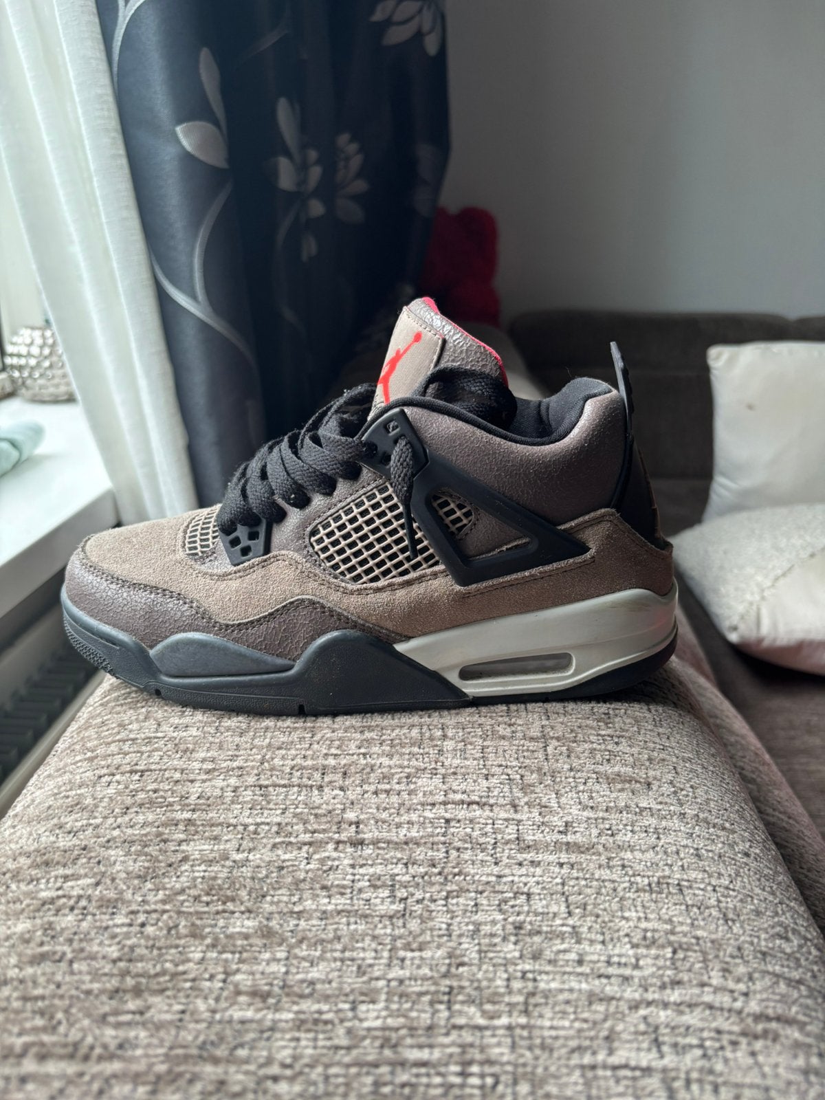Jordan 4 taupe haze, Ophalen, Bruin, Sportschoenen, Zo goed als nieuw