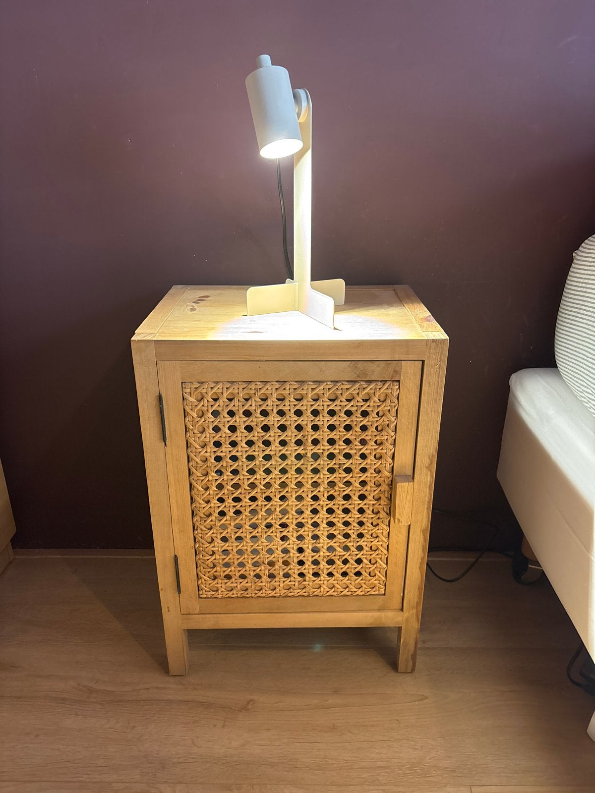 Houten Nachtkastje met Rotan Deur, Ophalen, Minder dan 45 cm, 55 tot 70 cm, Zo goed als nieuw