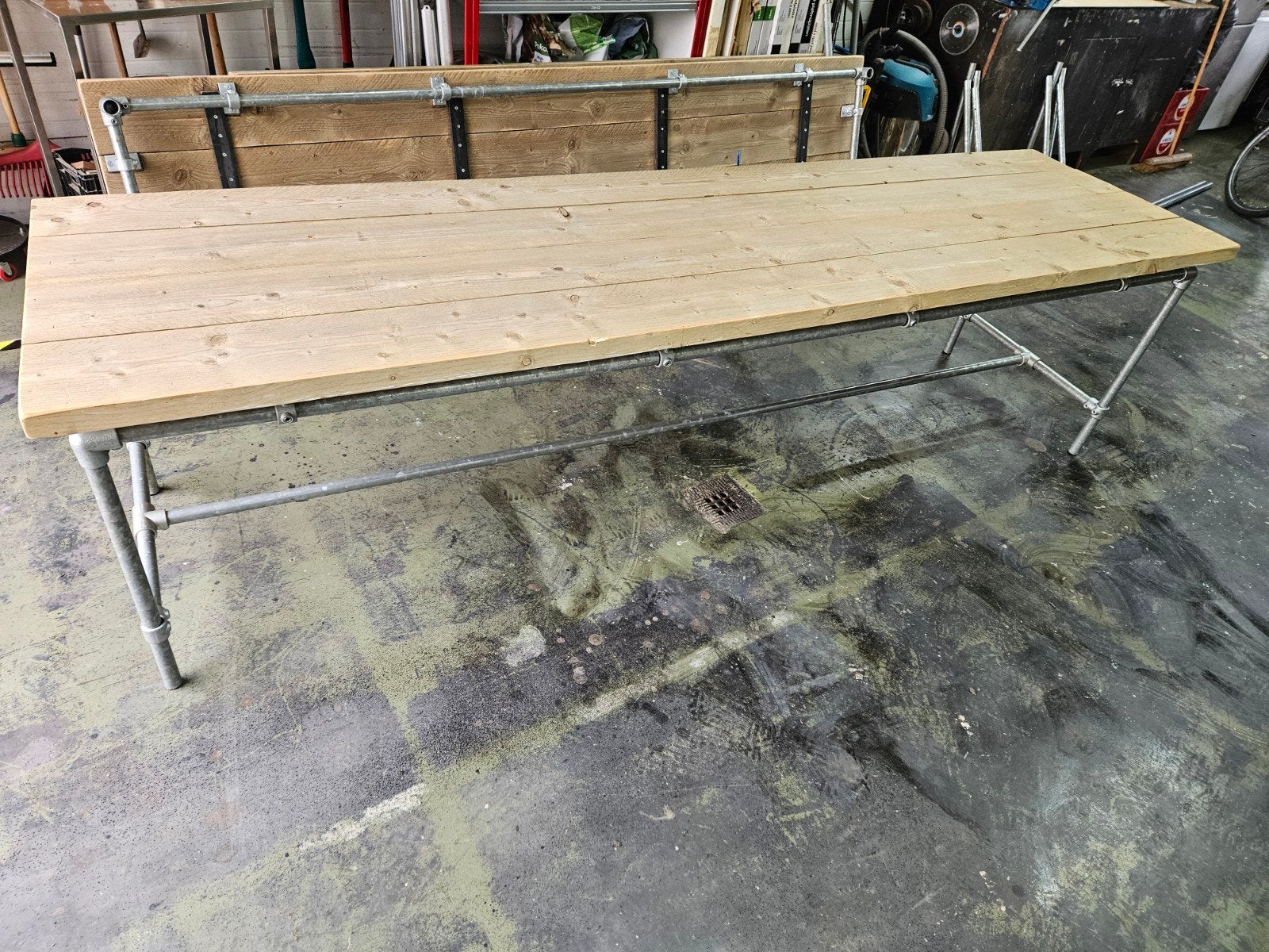 Steigerhouten tafel met metalen onderstel, Gebruikt, Industrieel, Landelijk, 200 cm of meer, 50 tot 100 cm