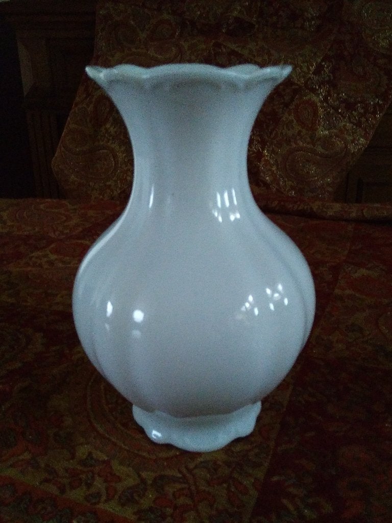 VAAS 21,5 cm hoog, wit geglazuurd porselein, Jaeger & Co, Antiek en Kunst, Ophalen of Verzenden