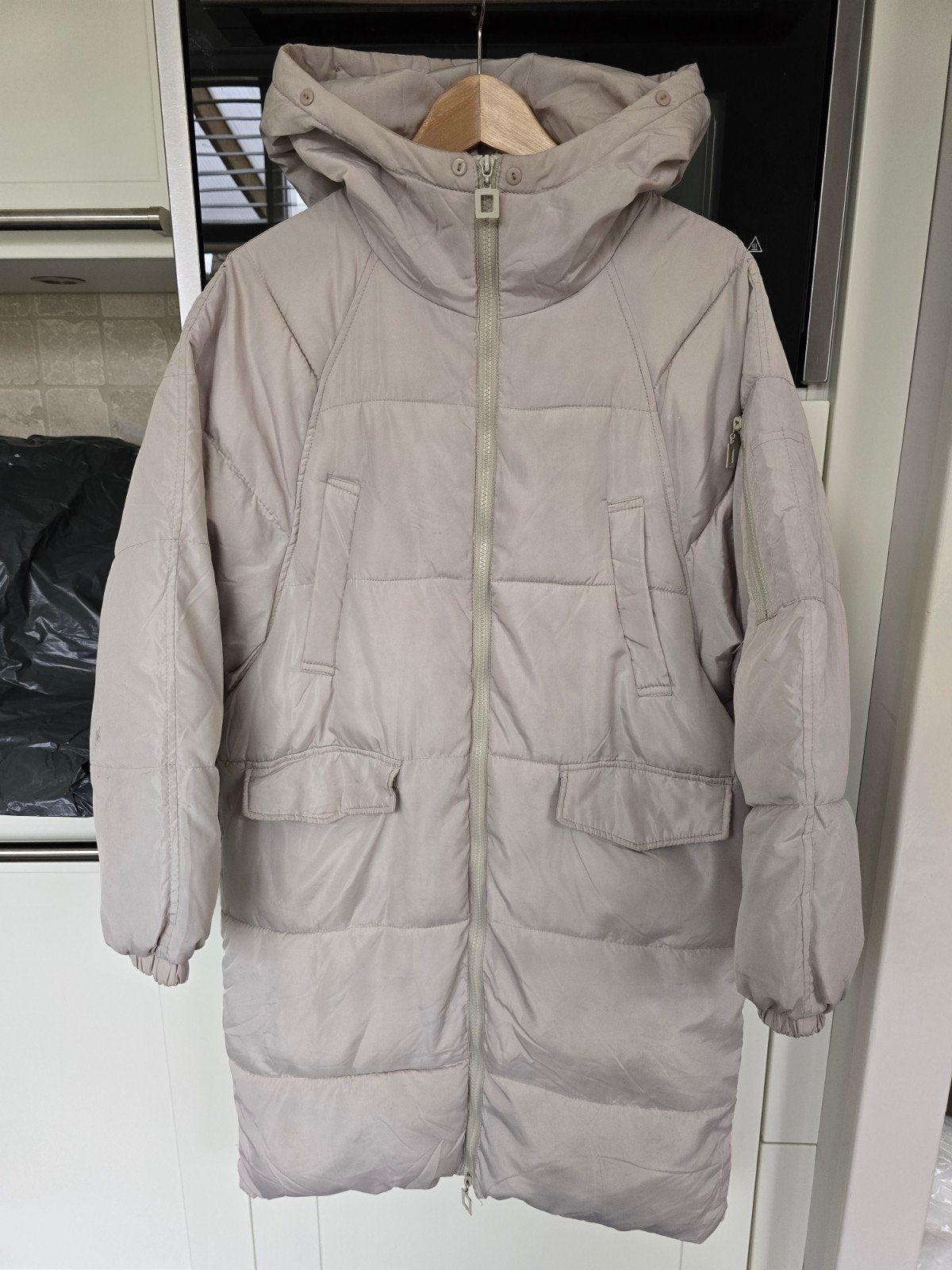 Lange gewatteerde jas met capuchon - Maat M, Maat 38/40 (M), Beige, Ophalen of Verzenden, Onbekend