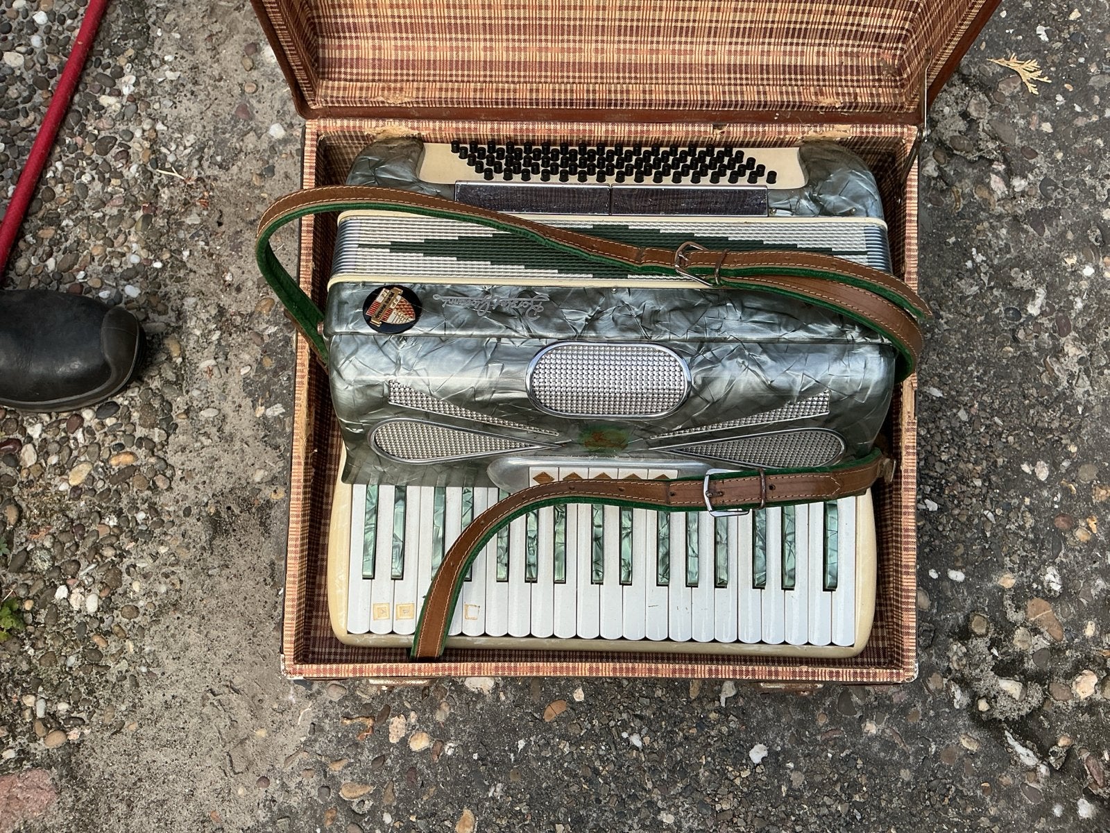 Borsini Giovanni 120 bas accordeon met koffer en lesmateriaa, Muziek en Instrumenten, Accordeons, Gebruikt, Toetsaccordeon, Met koffer
