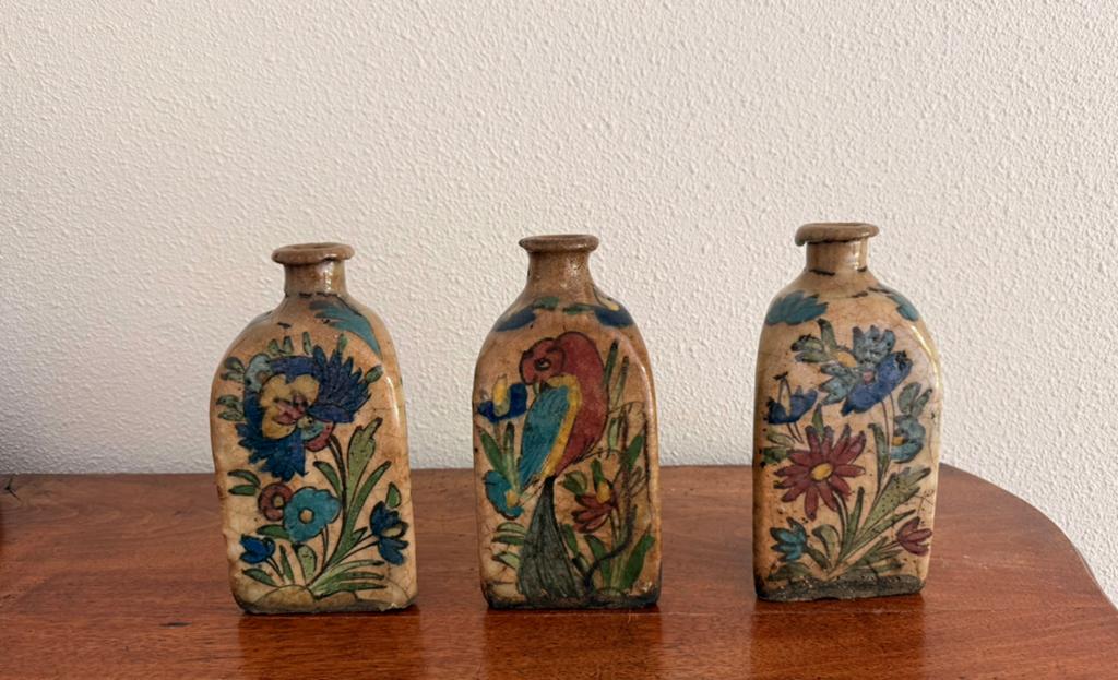 Set van 3 perzische keramiek kruiken uit de Qajar periode, Verzenden
