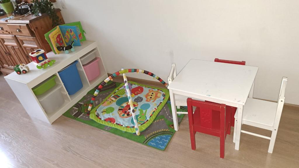 Kinder speelhoek: tafel, stoelen, kast en speelmat, Ophalen of Verzenden, Gebruikt, Overige typen