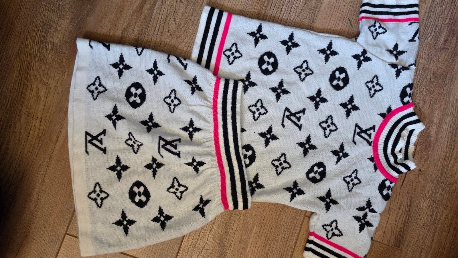 Gebreid setje Louis Vuitton stijl maat 122-128, Meisje, Louis Vuitton stijl, Ophalen of Verzenden, Zo goed als nieuw
