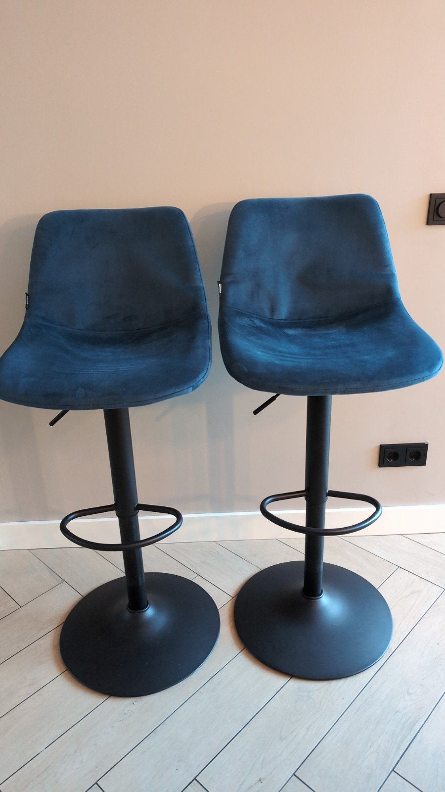 2 blauwe velvet barkrukken, Ophalen, Kunststof, 60 tot 90 cm, Zo goed als nieuw