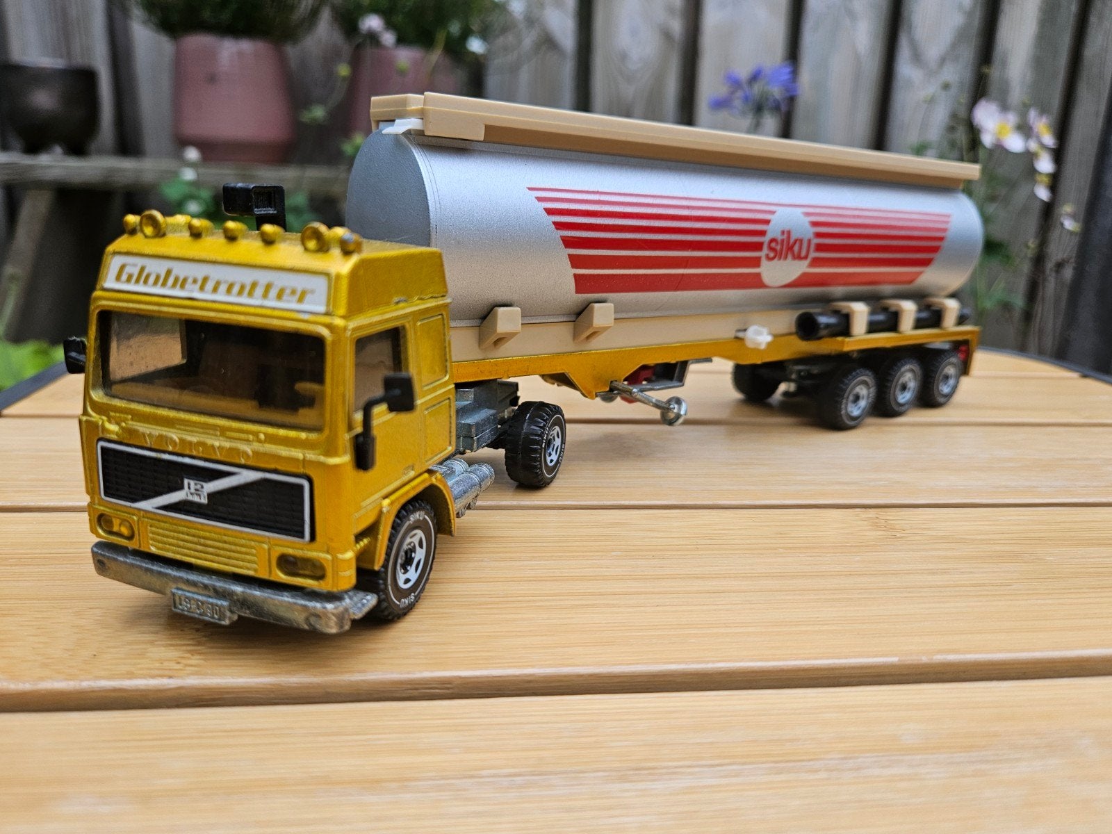 Siku Volvo F12 Globetrotter tankwagen 1:55, Ophalen of Verzenden, Zo goed als nieuw, Bus of Vrachtwagen