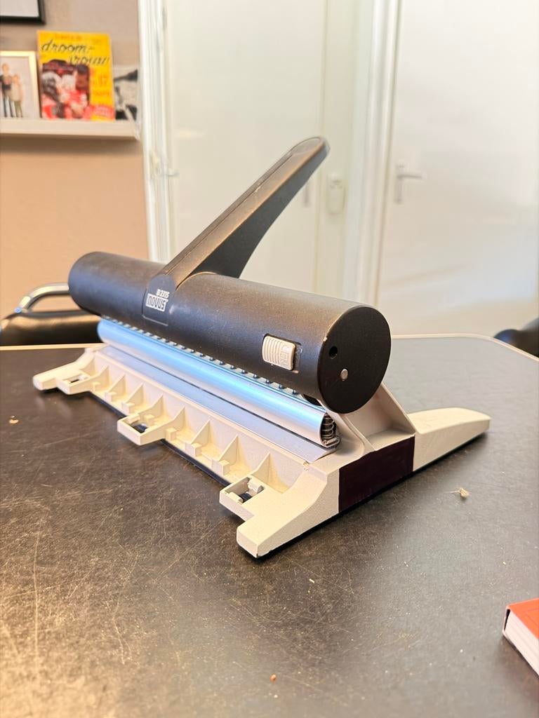 Novus B 2315 perforator, Diversen, Schoolbenodigdheden, Zo goed als nieuw, Ophalen