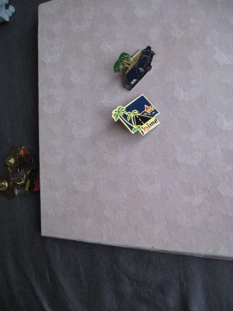 2 mooie oude pins van SHELL: 1x zeezicht / 1x met cabrio (?), Verzamelen, Ophalen of Verzenden, Nieuw, Merk, Speldje of Pin