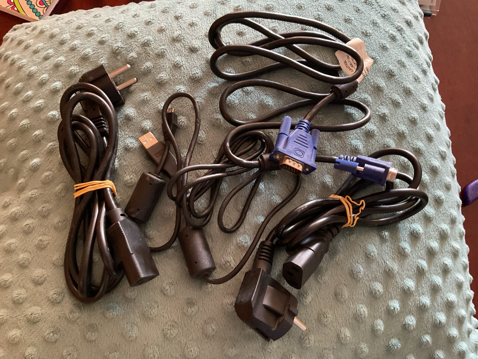 Diverse kabels: VGA, USB, stroomkabels, Ophalen, Gebruikt
