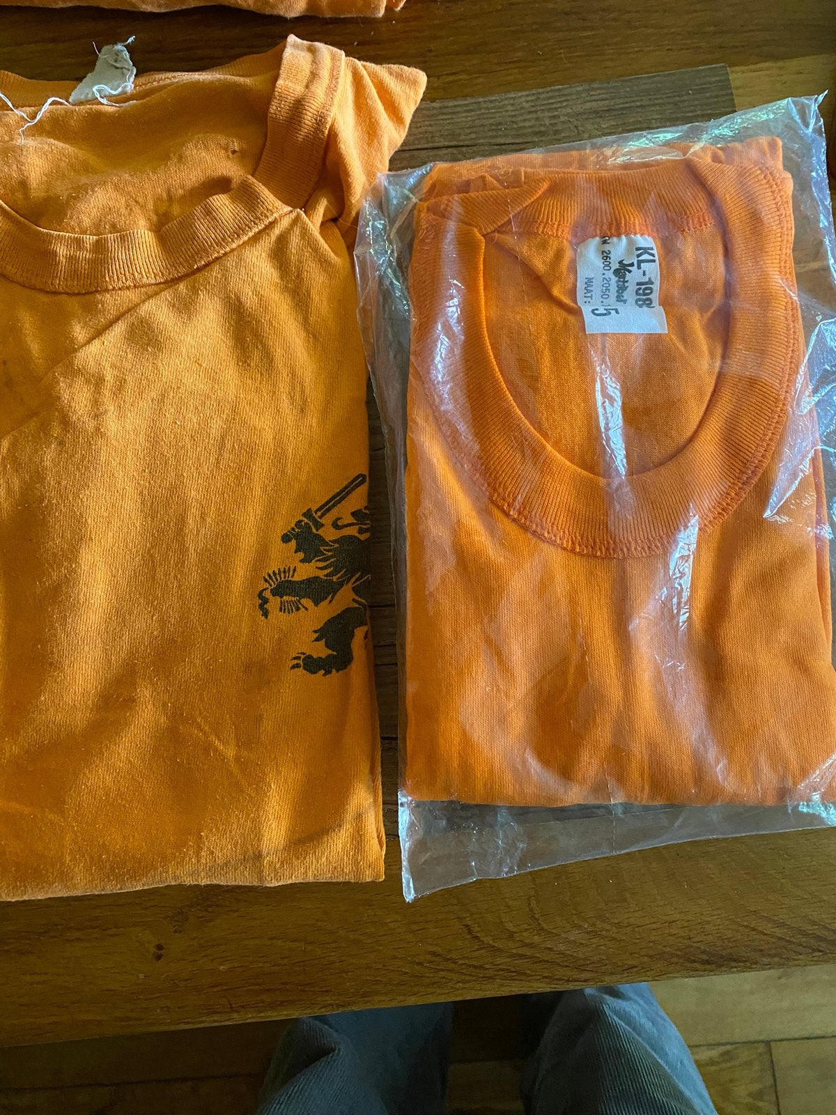 Aangeboden, Twee oranje T shirts, Verzenden, Zo goed als nieuw, Oranje