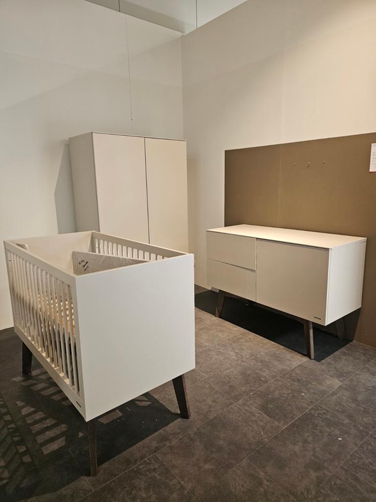 Kidsmill Sixties babykamer oatmeal/walnoot 3-delig, Kinderen en Baby's, Babywiegjes en Ledikanten, Ophalen, Zo goed als nieuw