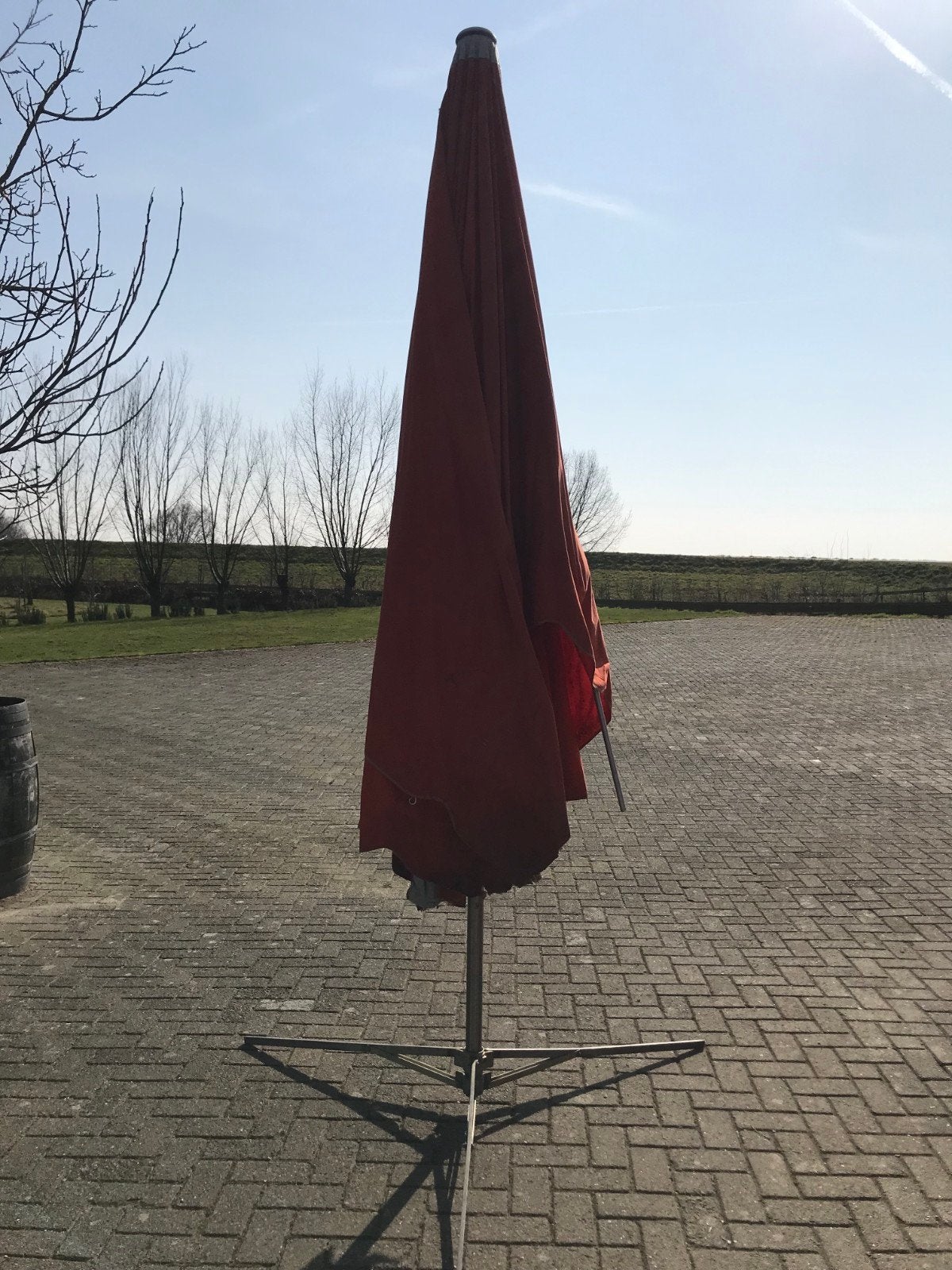 Grote rode parasol met stevige voet, Ophalen, Gebruikt, 3 tot 4 meter, Stokparasol