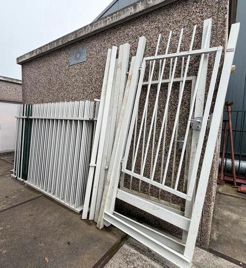 Partij glasvezel versterkt kunststof spijlenhekwerk, Ophalen, Met poort, Kunststof, Gebruikt