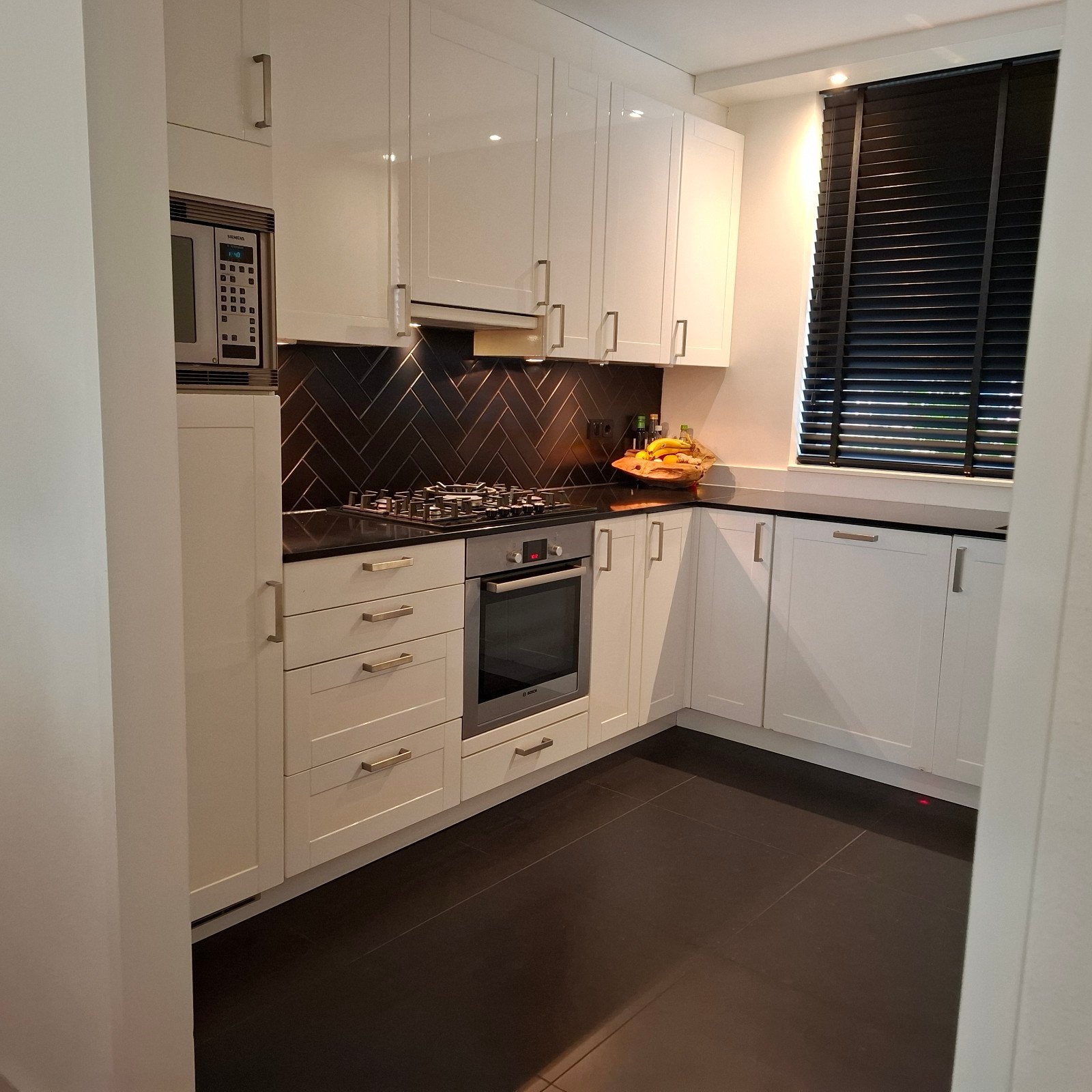 prachtige L keuken met apparatuur en composiet werkblad, Huis en Inrichting, Ophalen, Gebruikt, Wit, Overige typen