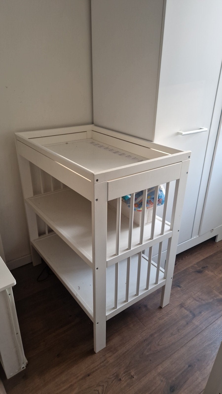 Witte ikea commode met twee planken + aankleedkussen